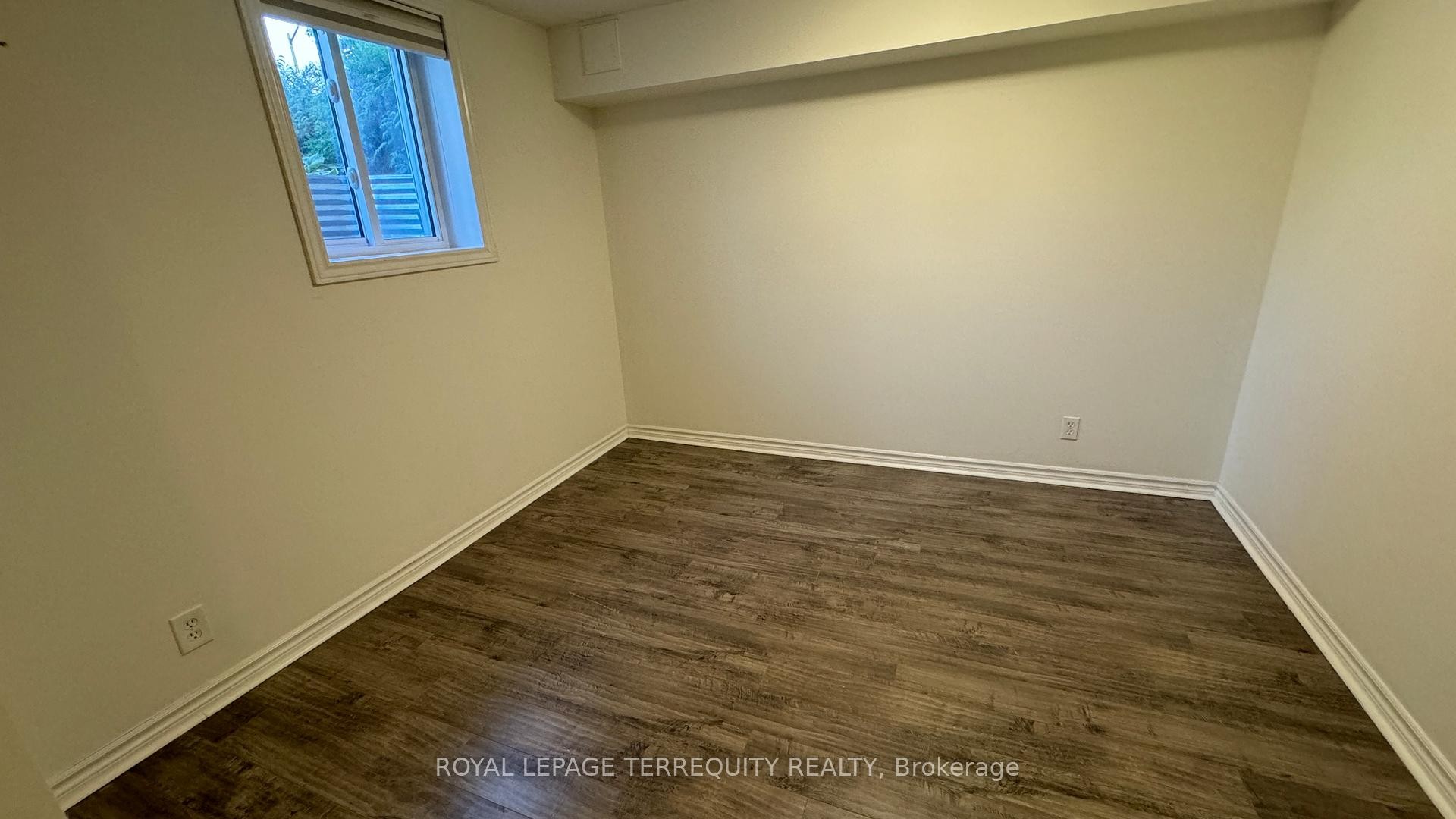 Bsmt-5464 Tenth Line W, Mississauga, ON