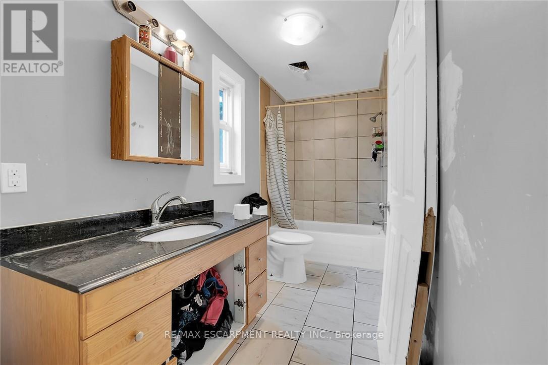 8 Nickel Street, Port Colborne, ON - Indoor Photo Showing Bathroom