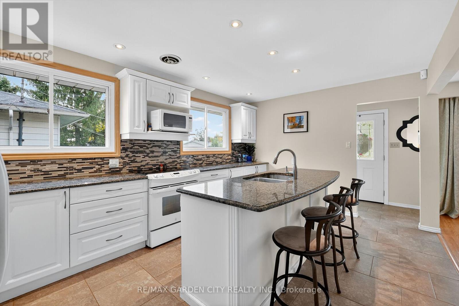 120 Kinross Street, Haldimand, ON - Indoor Photo Showing Kitchen With Double Sink With Upgraded Kitchen