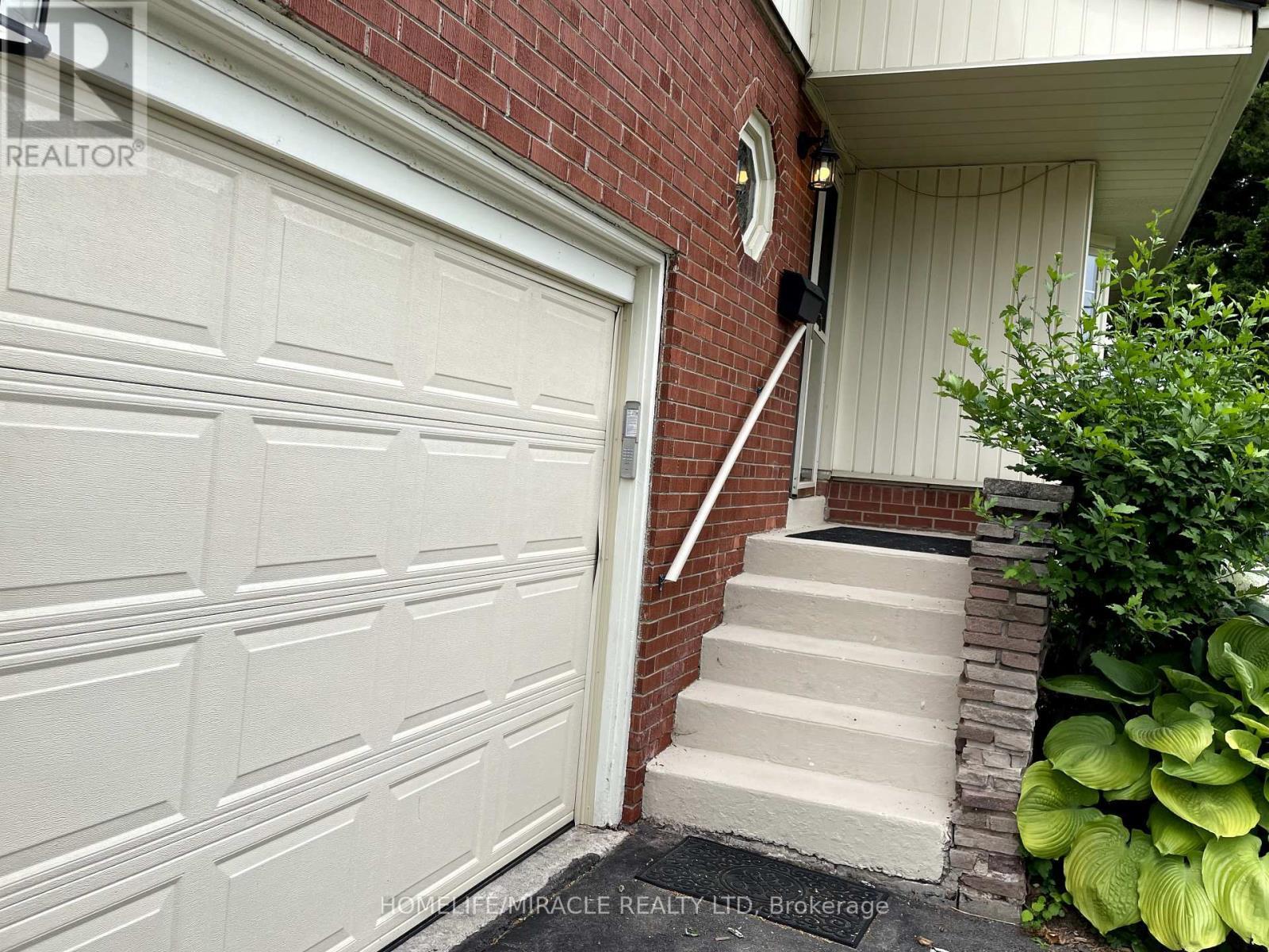 82 Roy Drive, Mississauga, ON - With Exterior