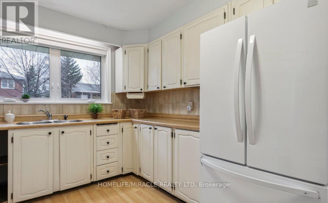 82 Roy Drive, Mississauga, ON - Indoor Photo Showing Kitchen With Double Sink