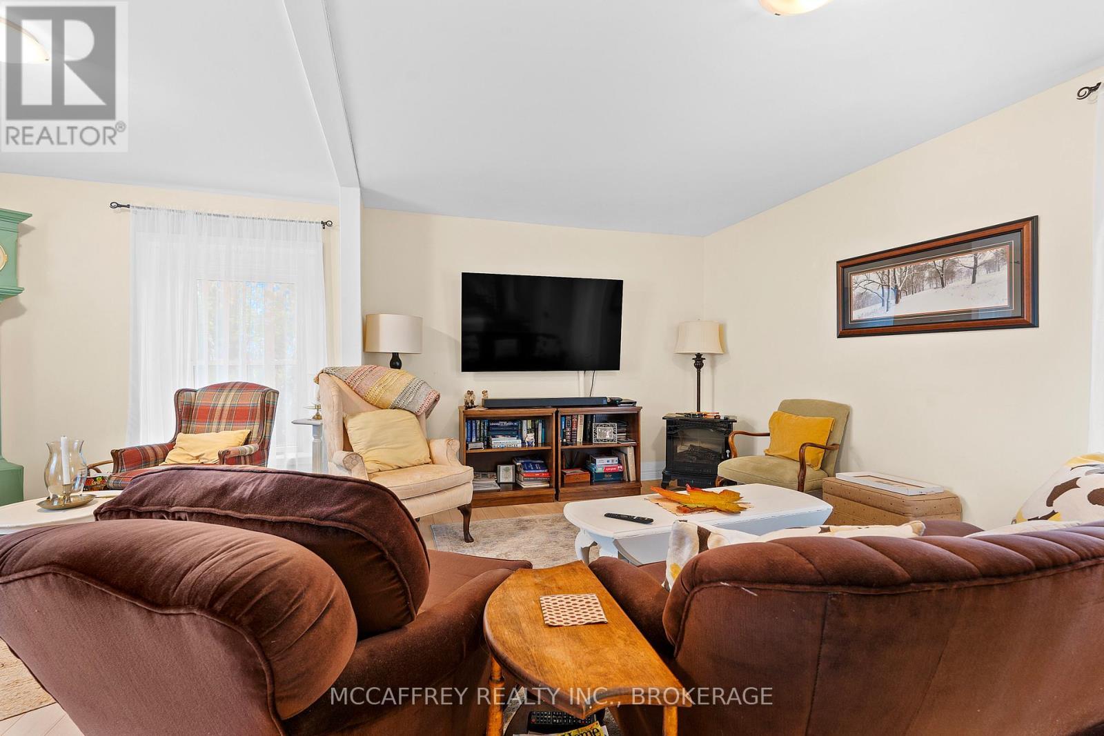 1549 Doyle Road, Loyalist (Lennox And Addington - South), ON - Indoor Photo Showing Living Room