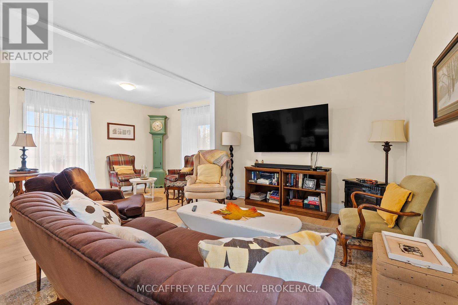 1549 Doyle Road, Loyalist (Lennox And Addington - South), ON - Indoor Photo Showing Living Room
