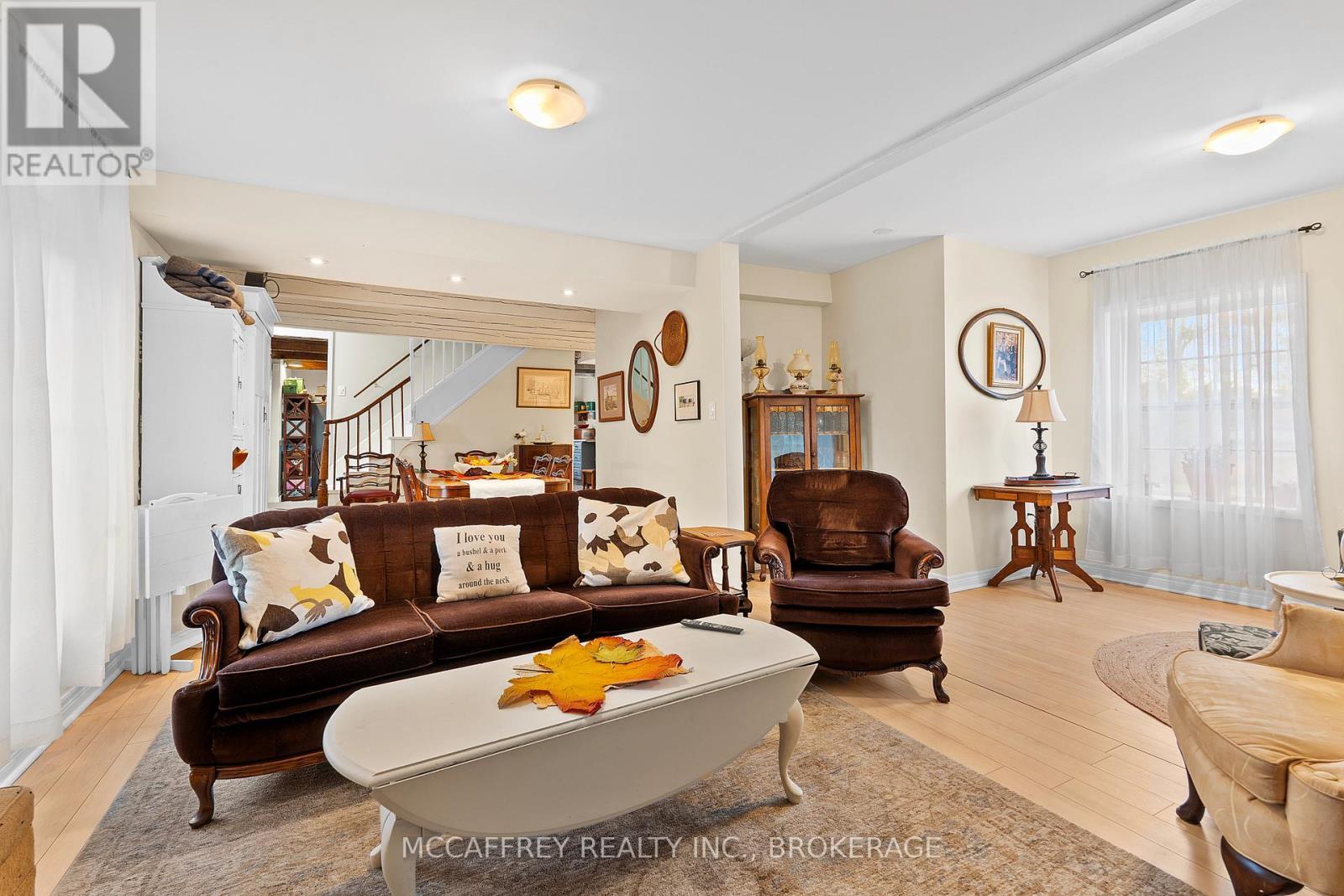 1549 Doyle Road, Loyalist (Lennox And Addington - South), ON - Indoor Photo Showing Living Room