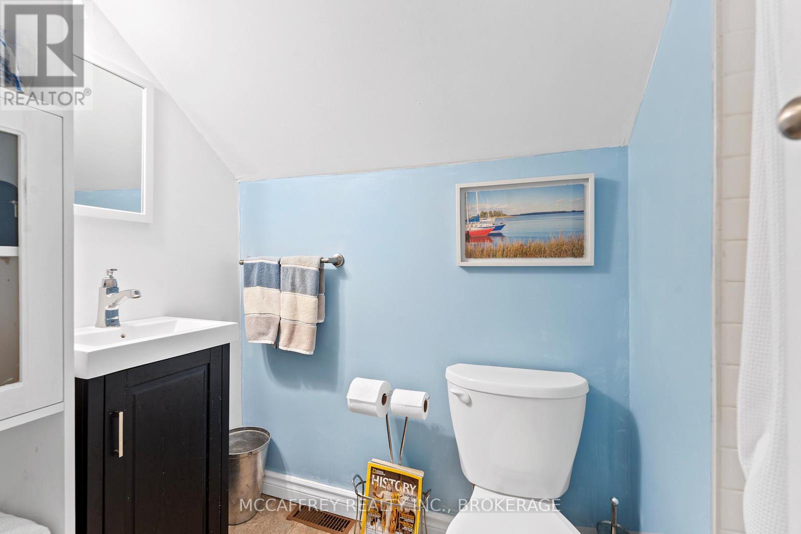 1549 Doyle Road, Loyalist (Lennox And Addington - South), ON - Indoor Photo Showing Bathroom