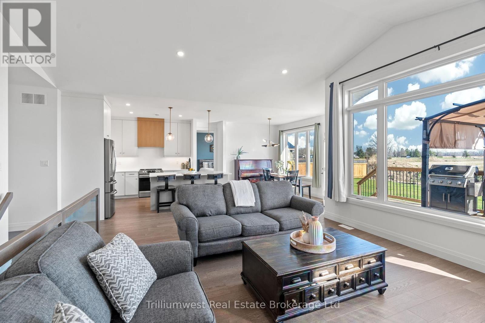 155 Mcleod Street, North Middlesex (Parkhill), ON - Indoor Photo Showing Living Room
