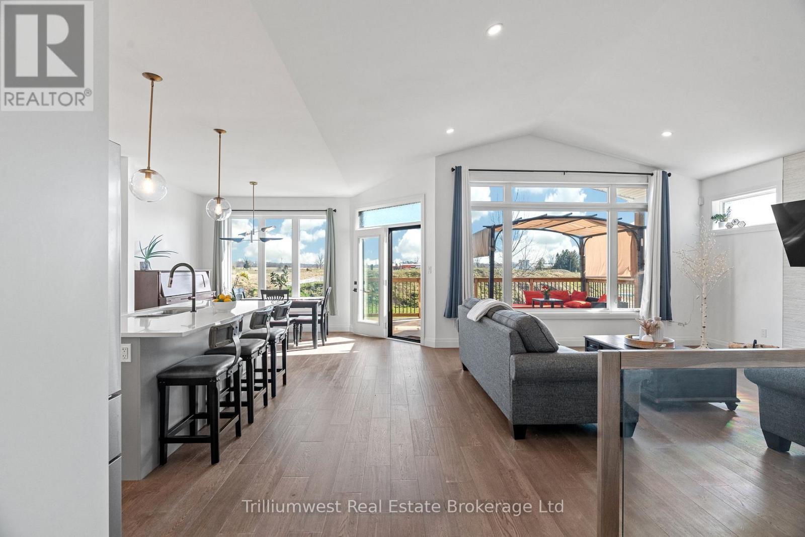 155 Mcleod Street, North Middlesex (Parkhill), ON - Indoor Photo Showing Living Room