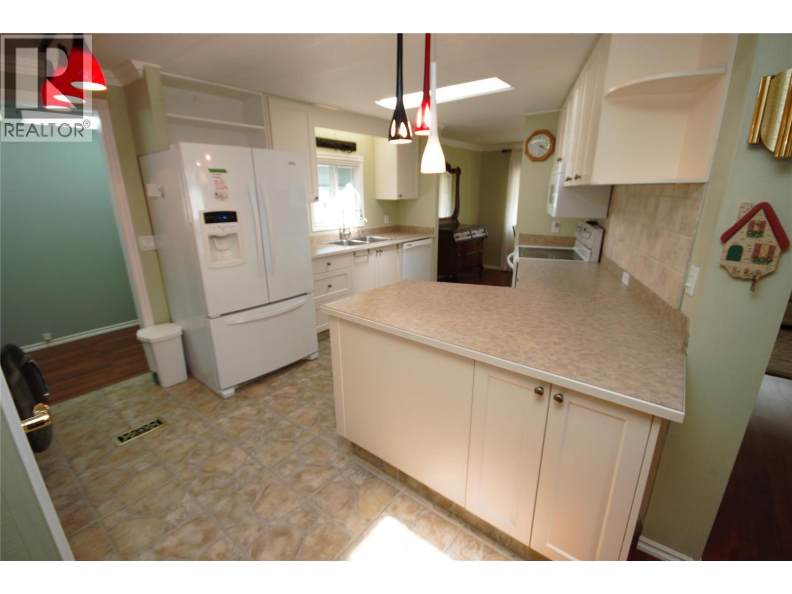 Kitchen - 145 6601 Tucelnuit Drive, Oliver, BC