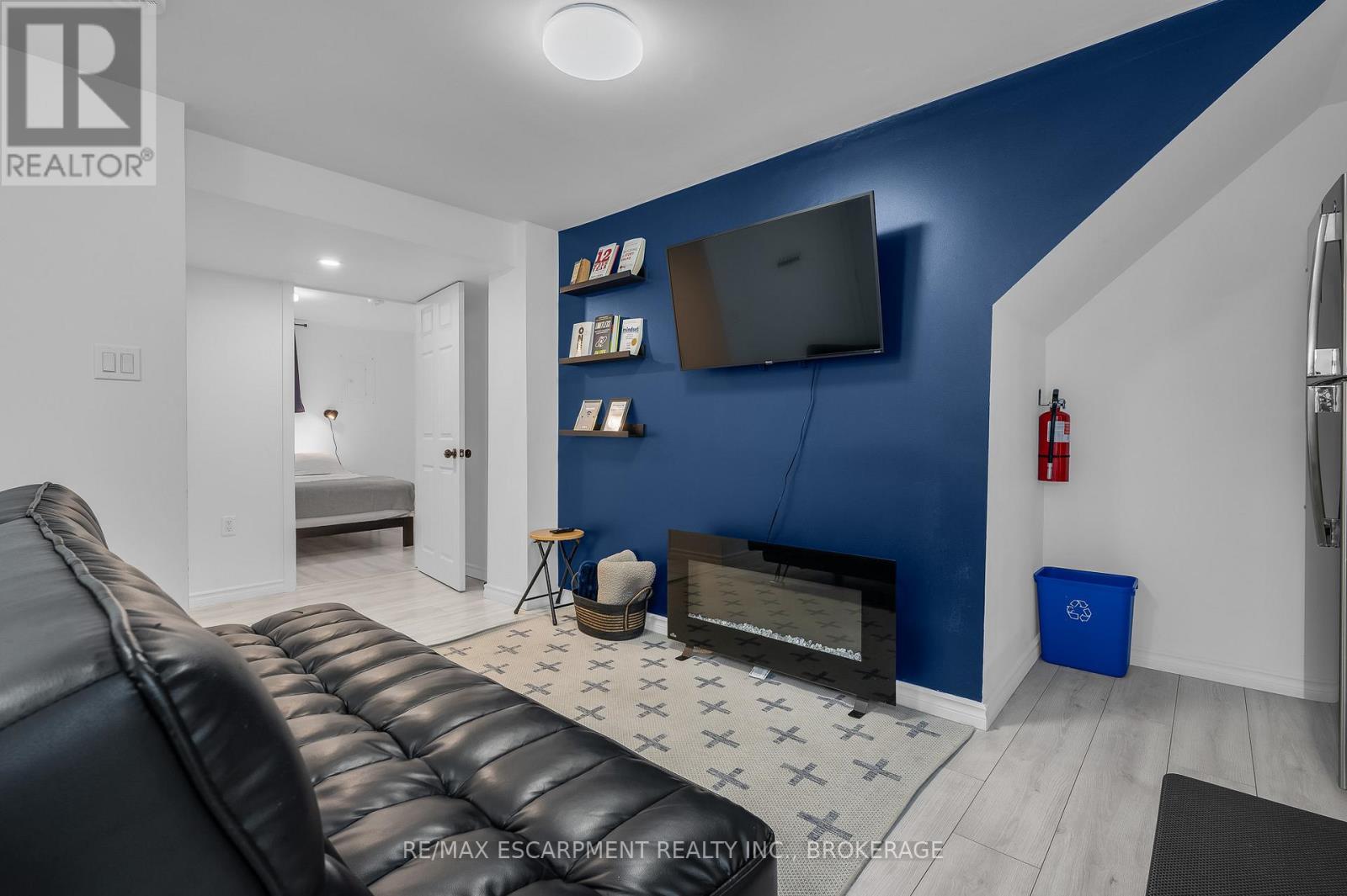 2 - 16 Golden Boulevard E, Welland (Lincoln/Crowland), ON - Indoor