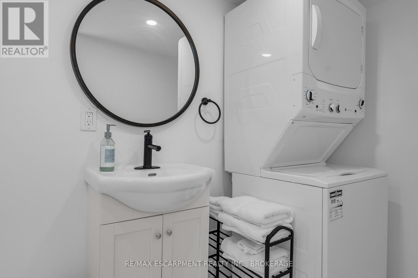 2 - 16 Golden Boulevard E, Welland (Lincoln/Crowland), ON - Indoor Photo Showing Laundry Room