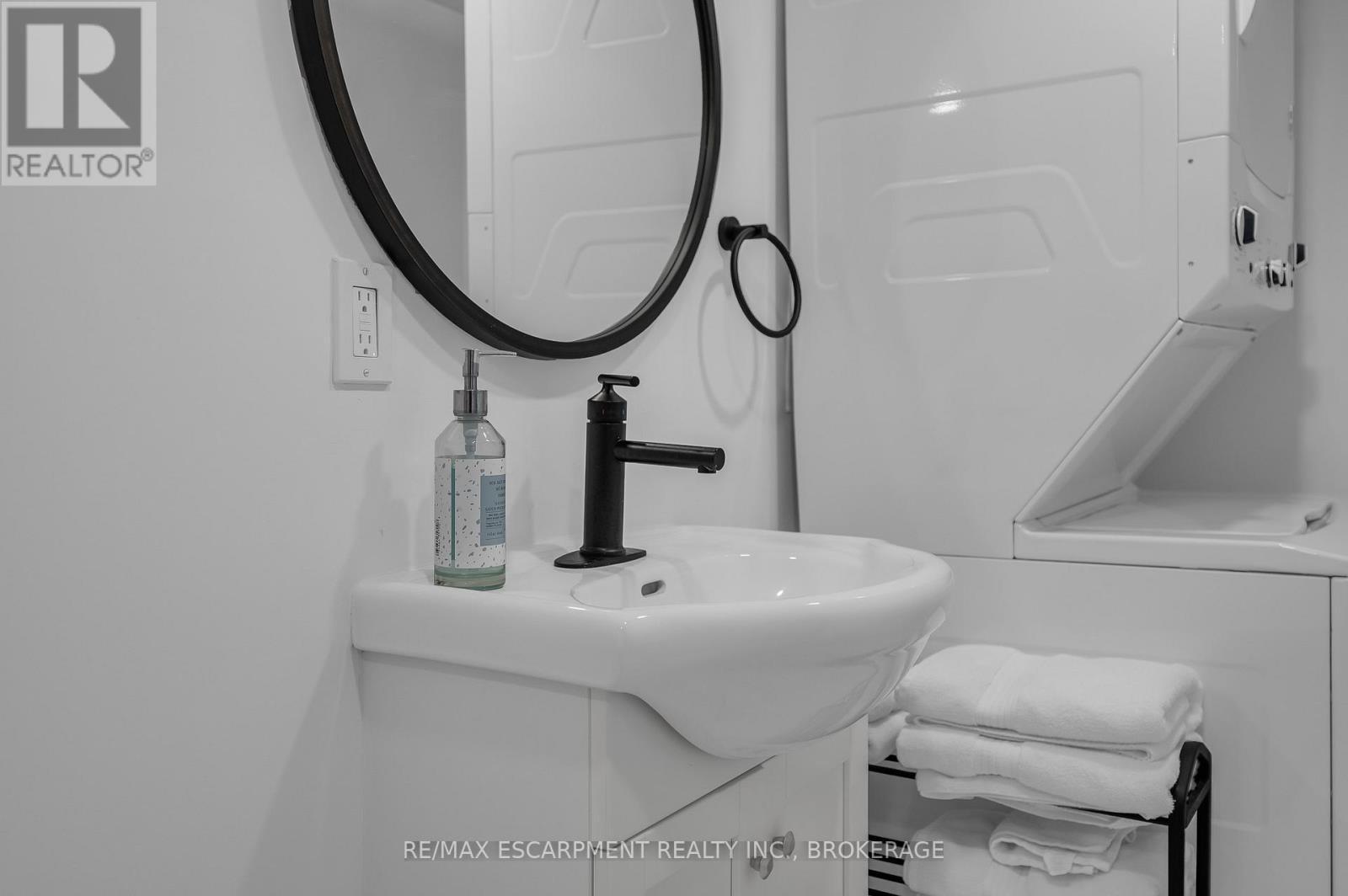 2 - 16 Golden Boulevard E, Welland (Lincoln/Crowland), ON - Indoor Photo Showing Bathroom