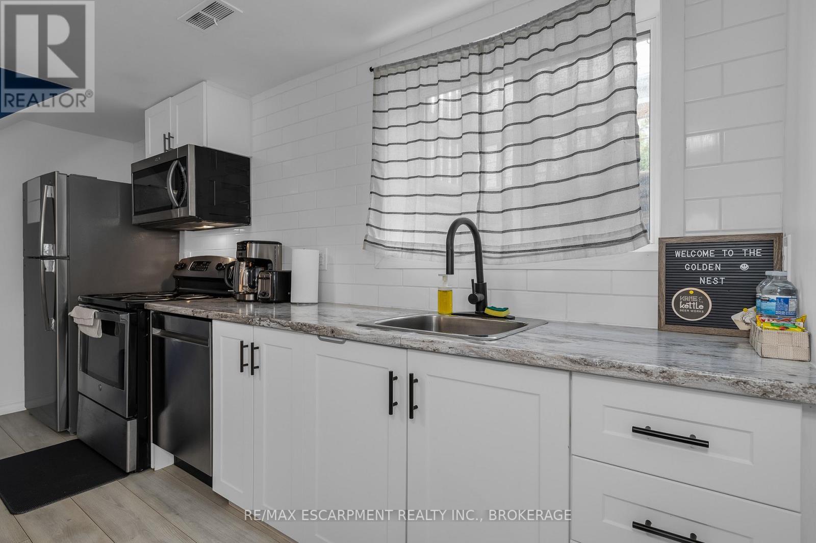 2 - 16 Golden Boulevard E, Welland (Lincoln/Crowland), ON - Indoor Photo Showing Kitchen With Upgraded Kitchen