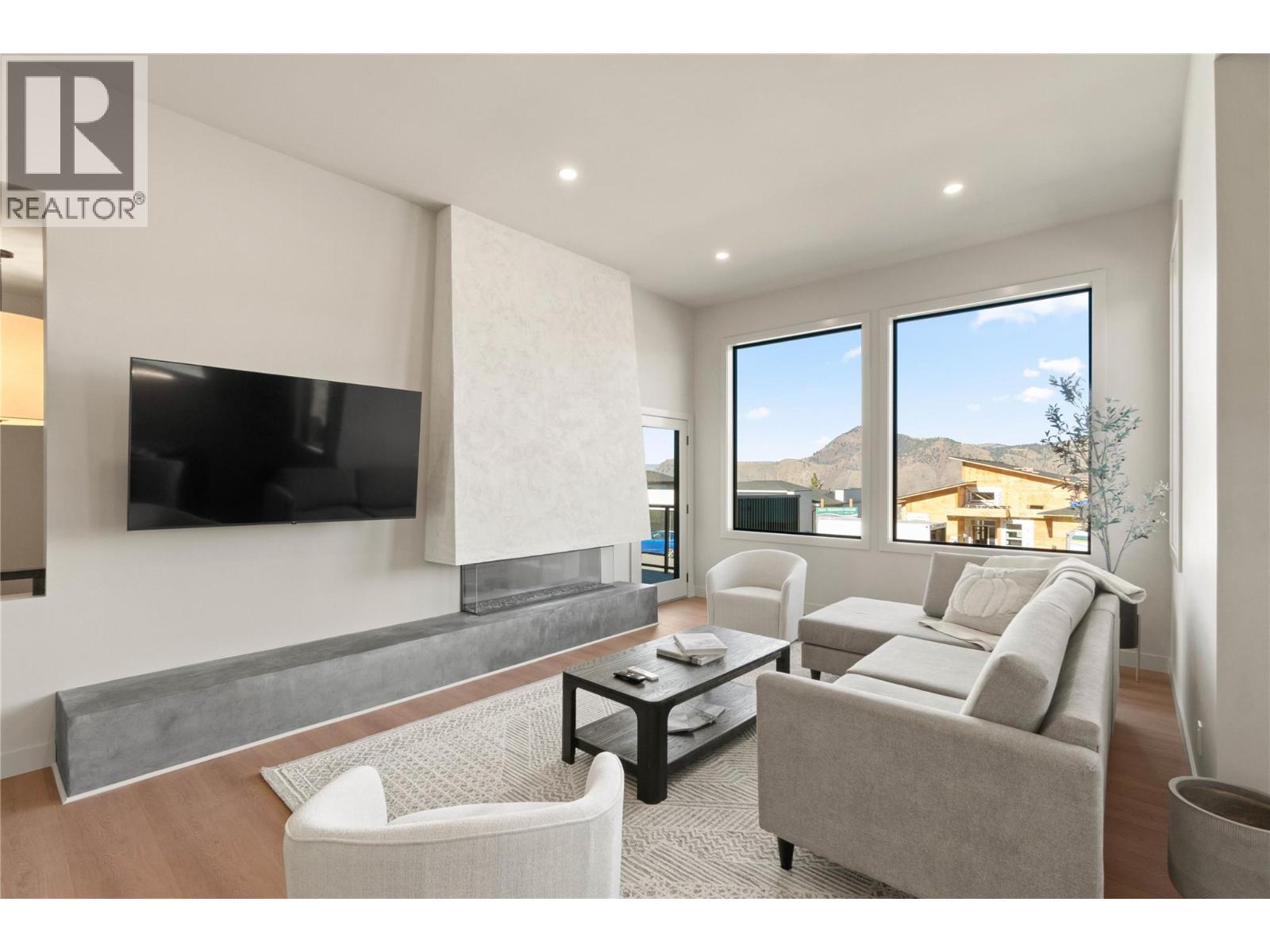 2256 Coldwater Drive, Kamloops, BC - Indoor Photo Showing Living Room