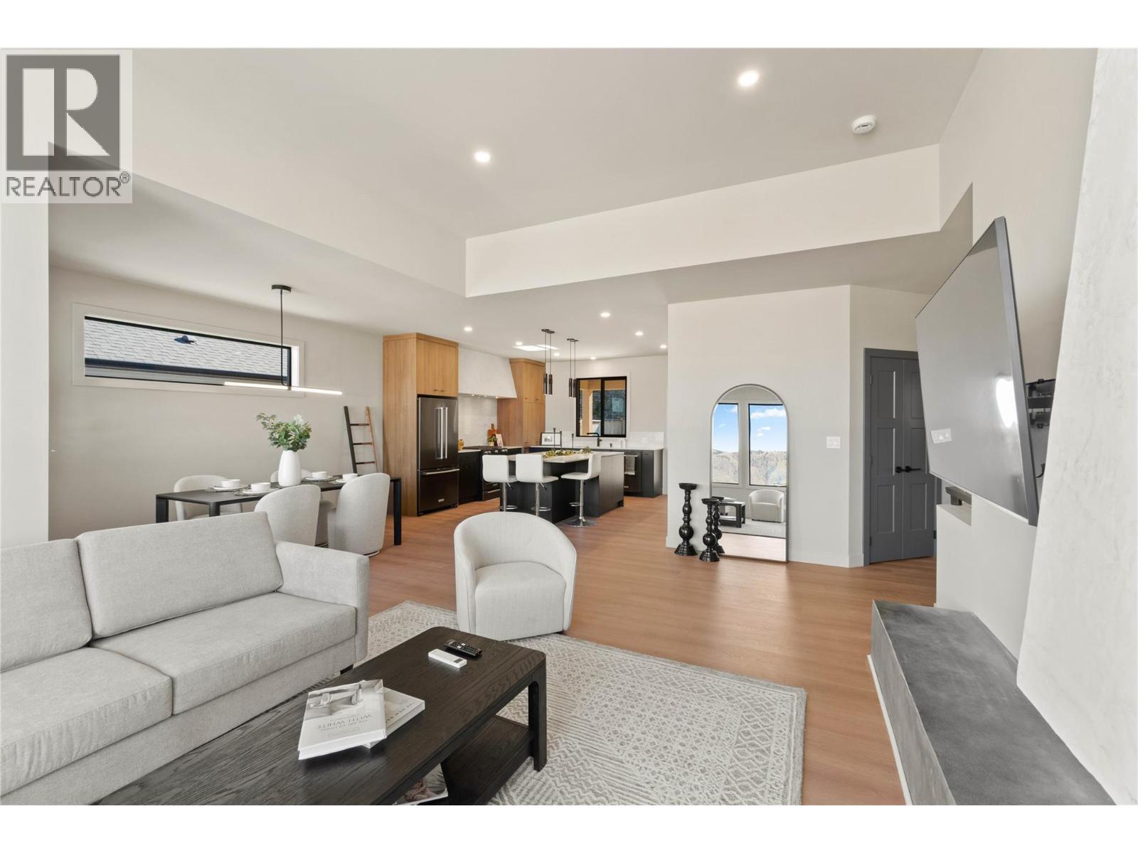 2256 Coldwater Drive, Kamloops, BC - Indoor Photo Showing Living Room