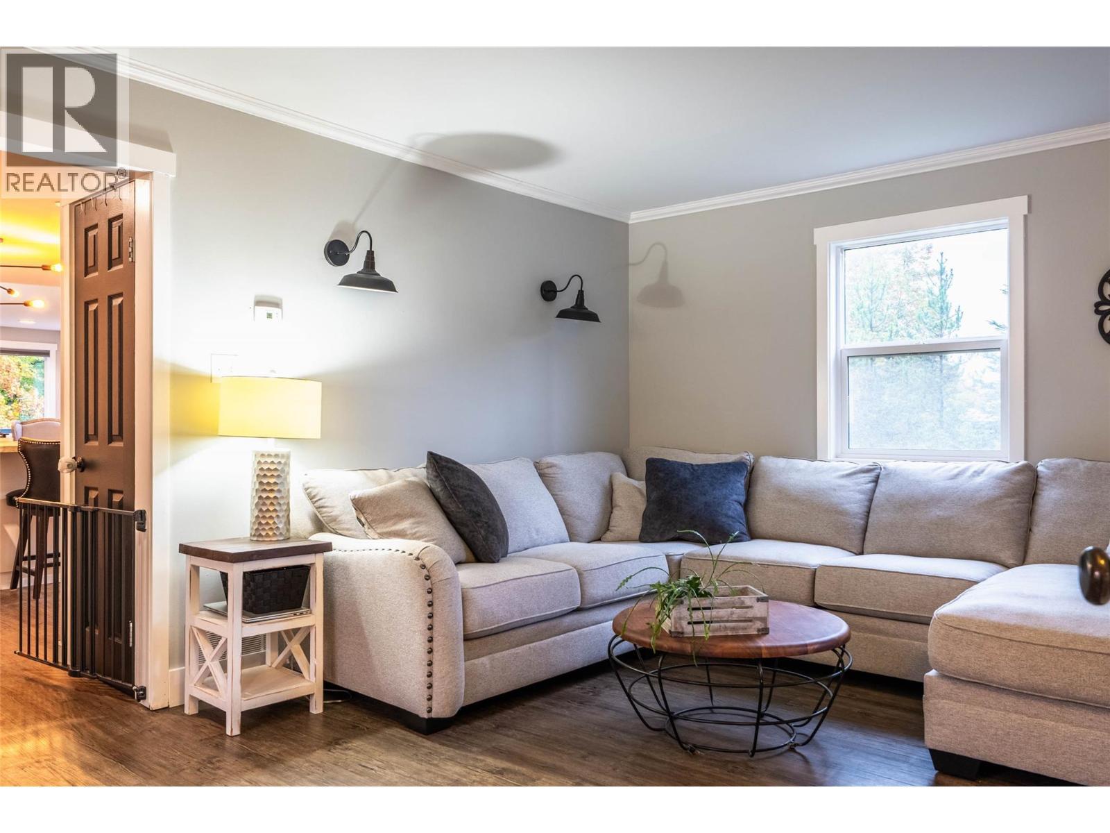 2102 Falls Street, Nelson, BC - Indoor Photo Showing Living Room
