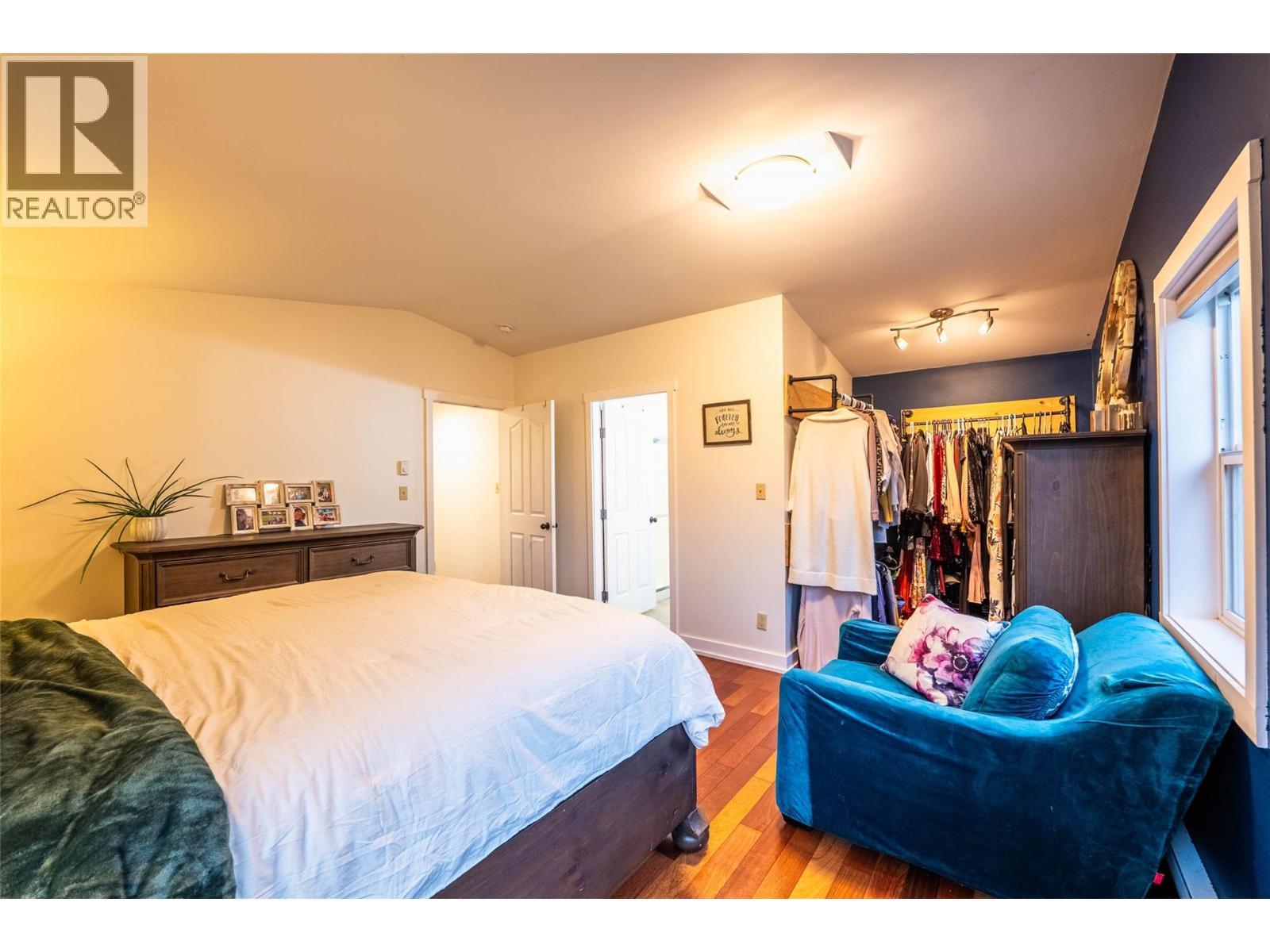 2102 Falls Street, Nelson, BC - Indoor Photo Showing Bedroom
