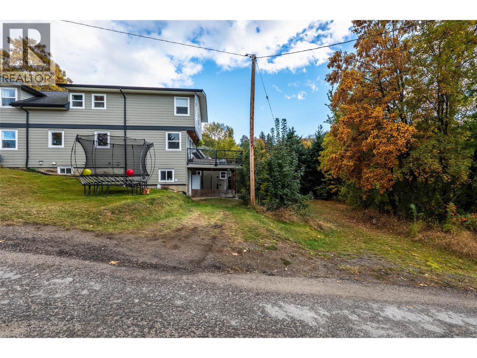 2102 Falls Street, Nelson, BC - Outdoor