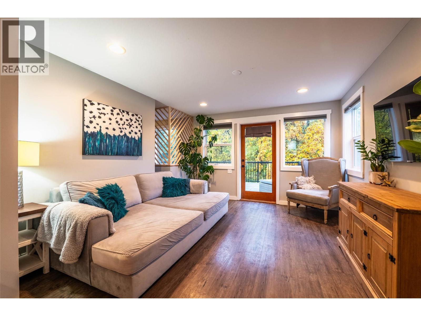 2102 Falls Street, Nelson, BC - Indoor Photo Showing Living Room