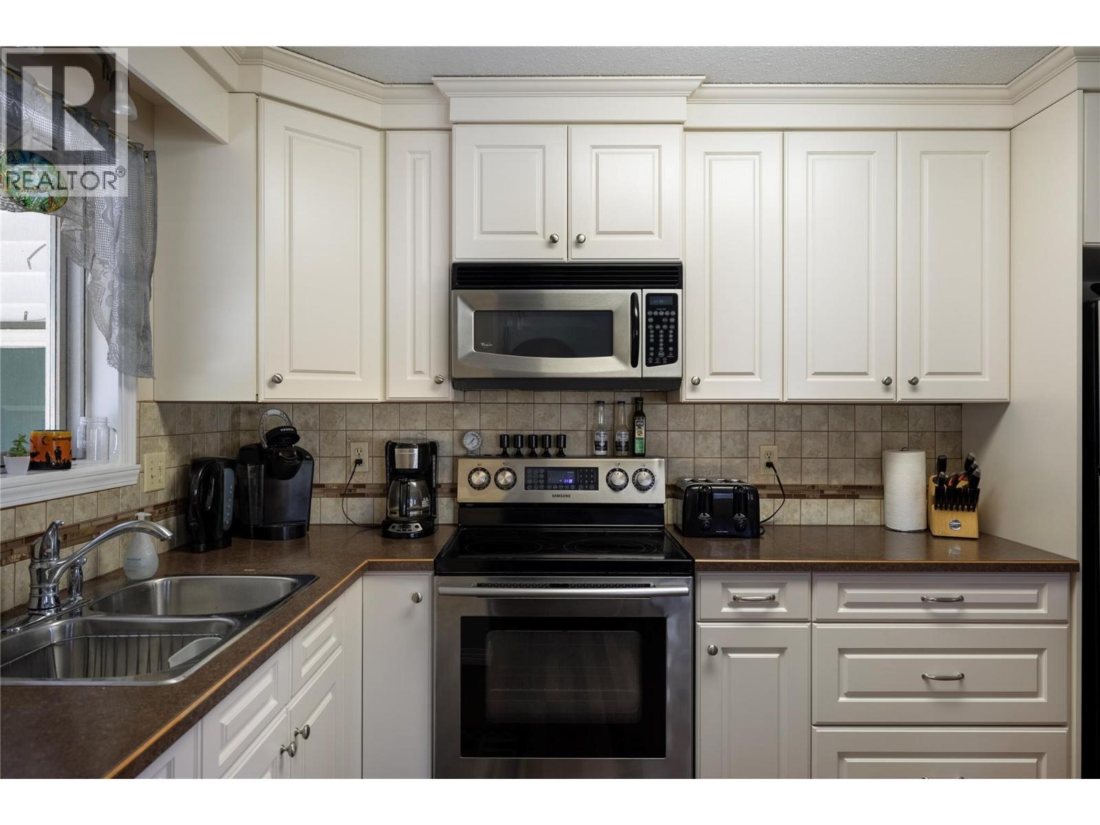 KITCHEN - 3035 Hayden Drive, Armstrong, BC - Indoor Photo Showing Kitchen With Double Sink