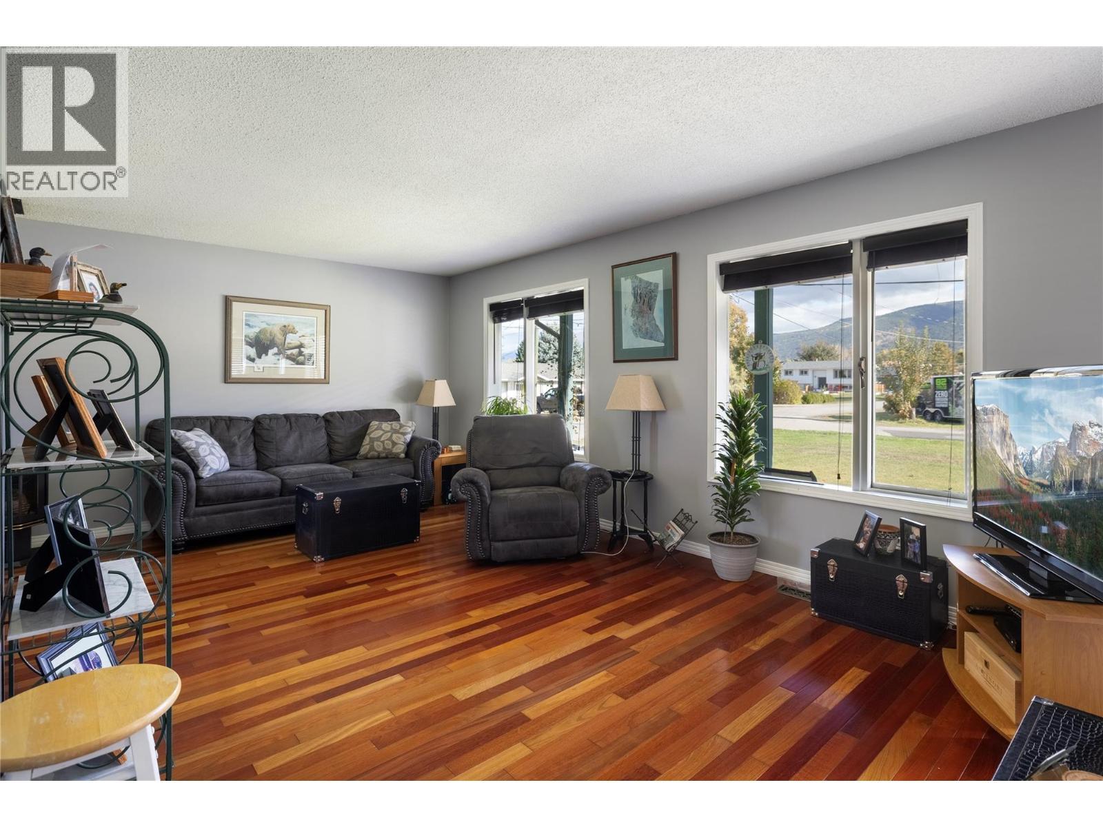 3035 Hayden Drive, Armstrong, BC - Indoor Photo Showing Living Room
