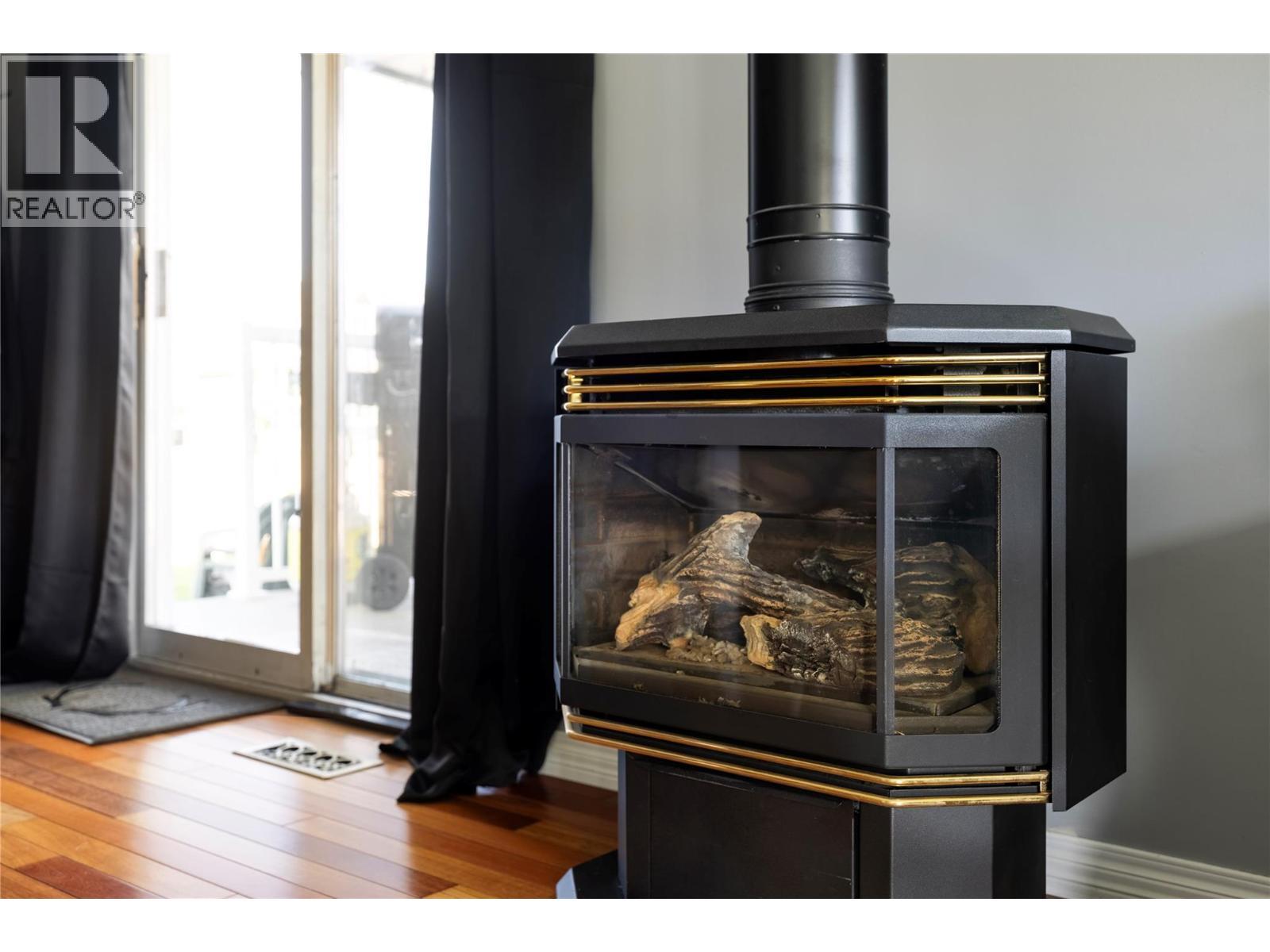 NATURAL GAS FIREPLACE - 3035 Hayden Drive, Armstrong, BC - Indoor With Fireplace
