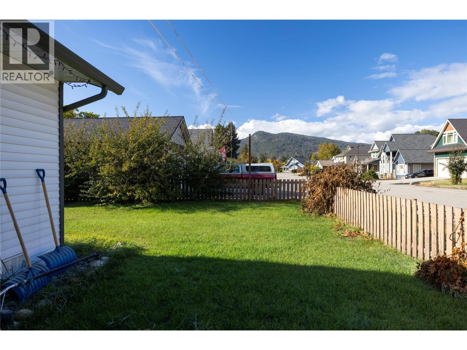 SIDE RUN - 3035 Hayden Drive, Armstrong, BC - Outdoor