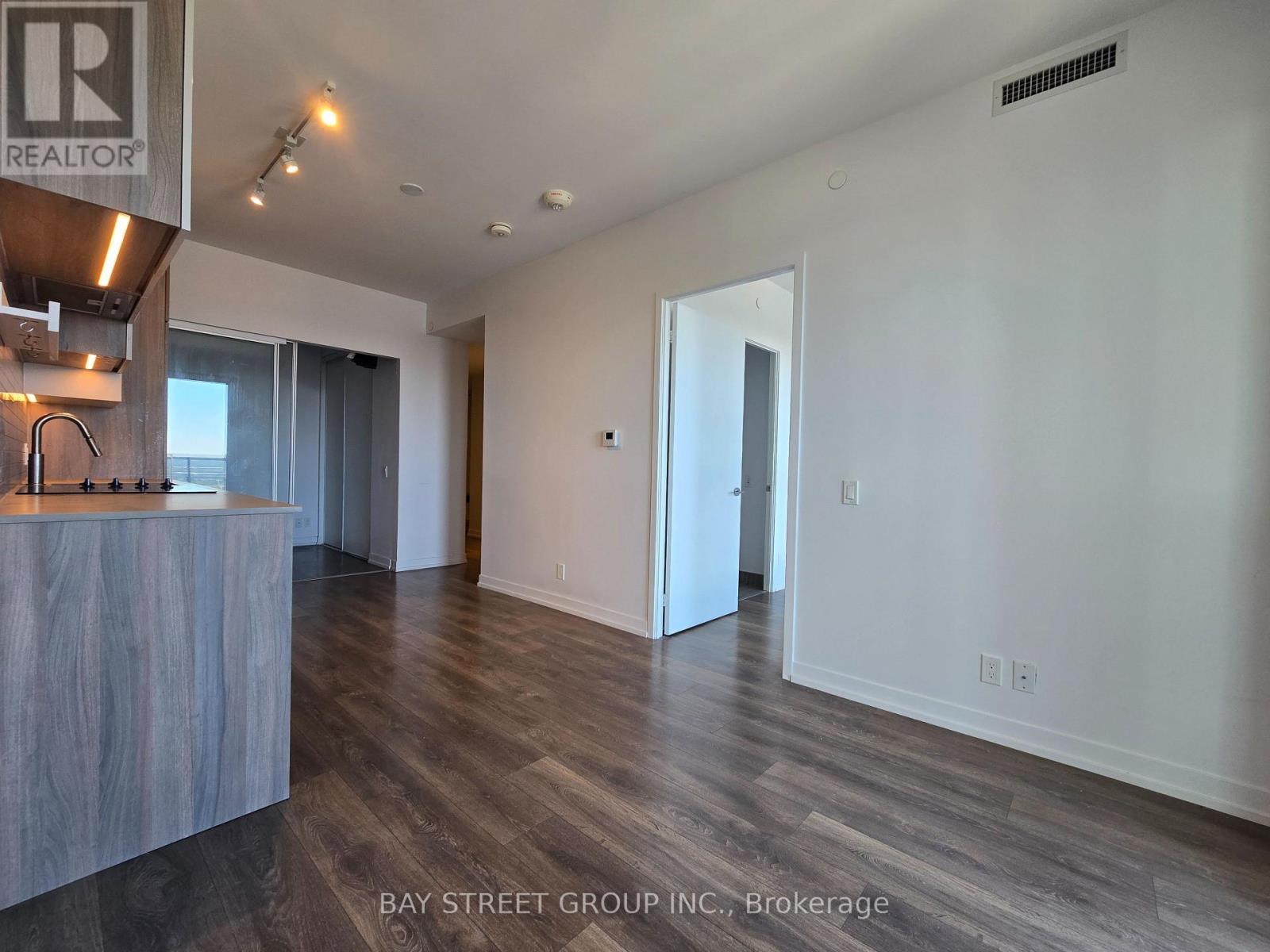 2708 - 950 Portage Parkway, Vaughan, ON - Indoor Photo Showing Kitchen