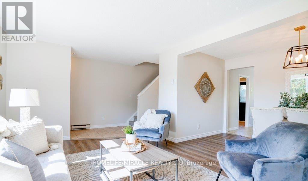 52 - 355 Sandringham Crescent, London South, ON - Indoor Photo Showing Living Room