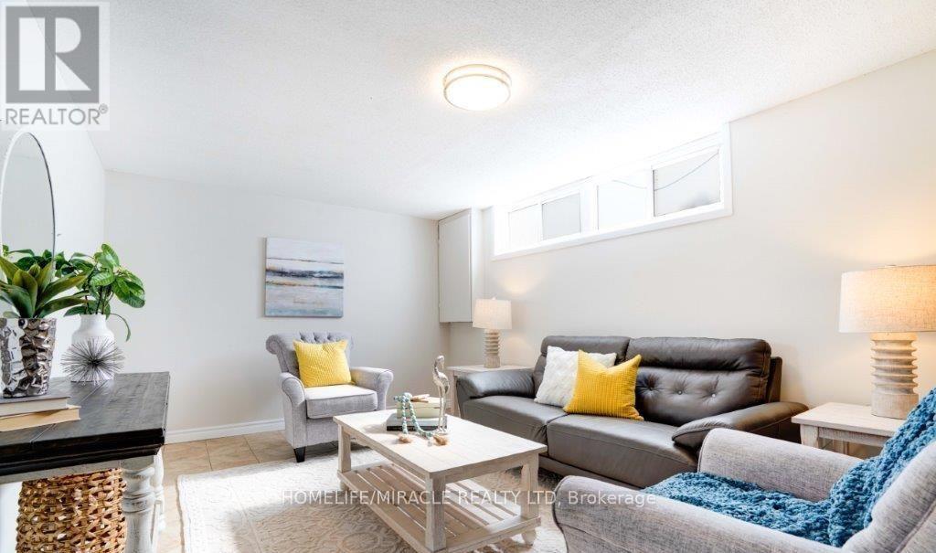 52 - 355 Sandringham Crescent, London South, ON - Indoor Photo Showing Living Room