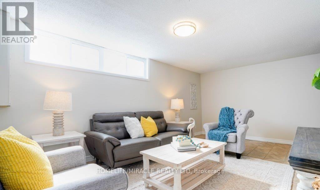 52 - 355 Sandringham Crescent, London South, ON - Indoor Photo Showing Living Room