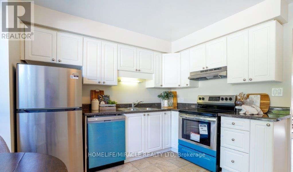 52 - 355 Sandringham Crescent, London South, ON - Indoor Photo Showing Kitchen With Double Sink