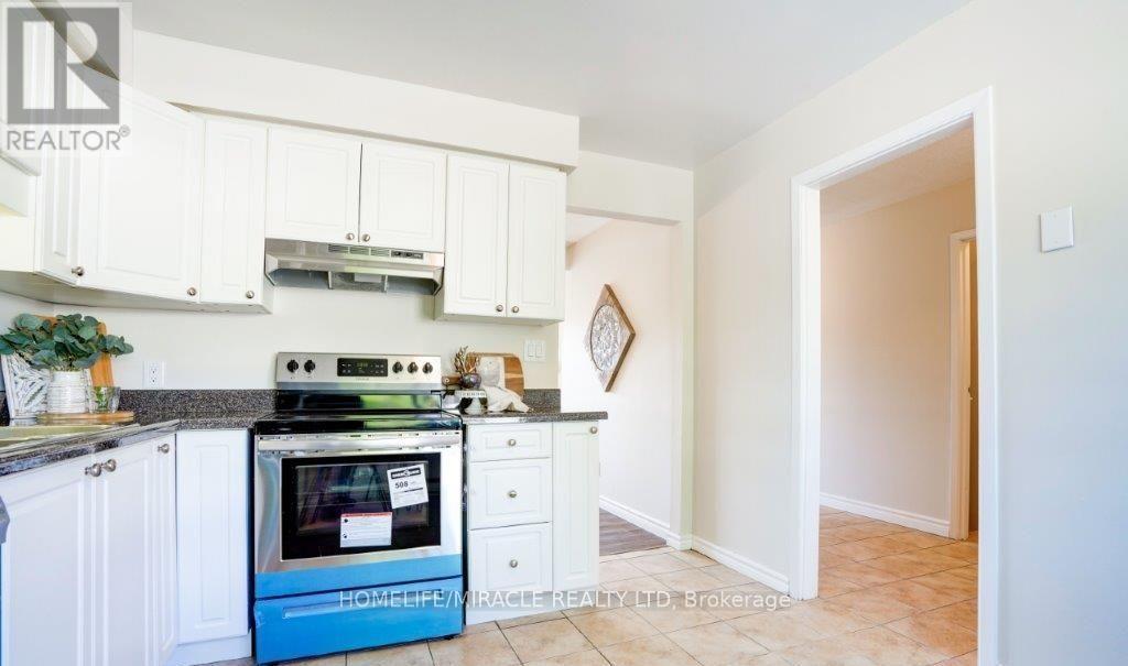 52 - 355 Sandringham Crescent, London South, ON - Indoor Photo Showing Kitchen