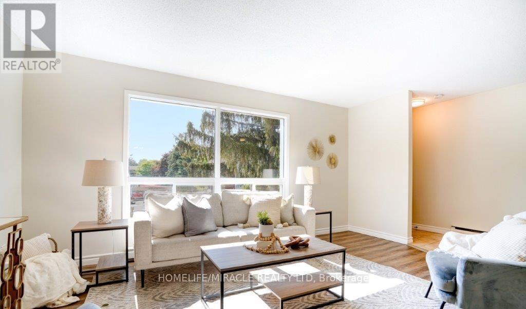 52 - 355 Sandringham Crescent, London South, ON - Indoor Photo Showing Living Room