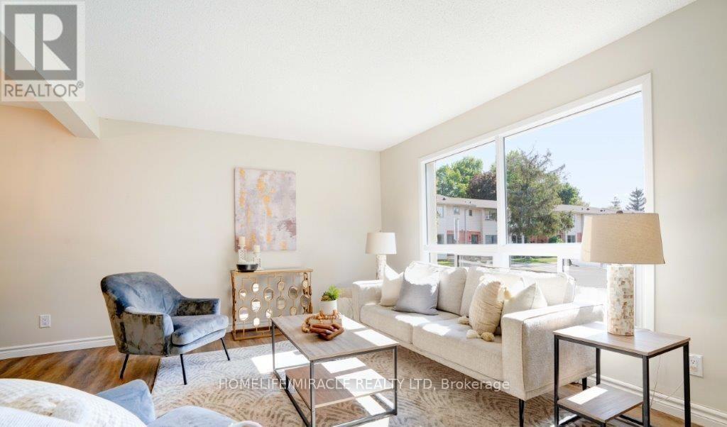 52 - 355 Sandringham Crescent, London South, ON - Indoor Photo Showing Living Room