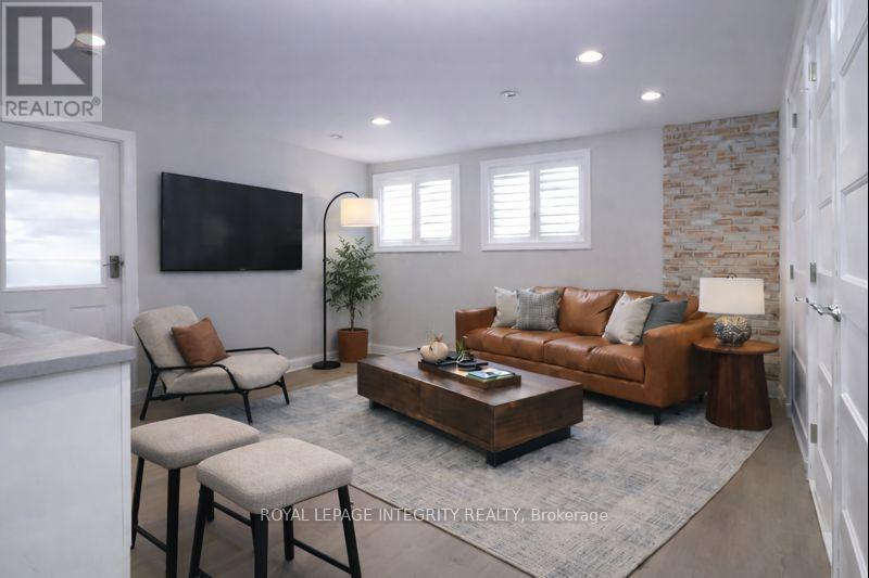 9 Gwynne Avenue, Ottawa, ON - Indoor Photo Showing Living Room