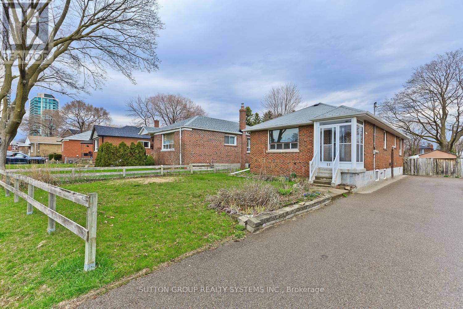 11 Helsby Crescent, Toronto, ON - Outdoor