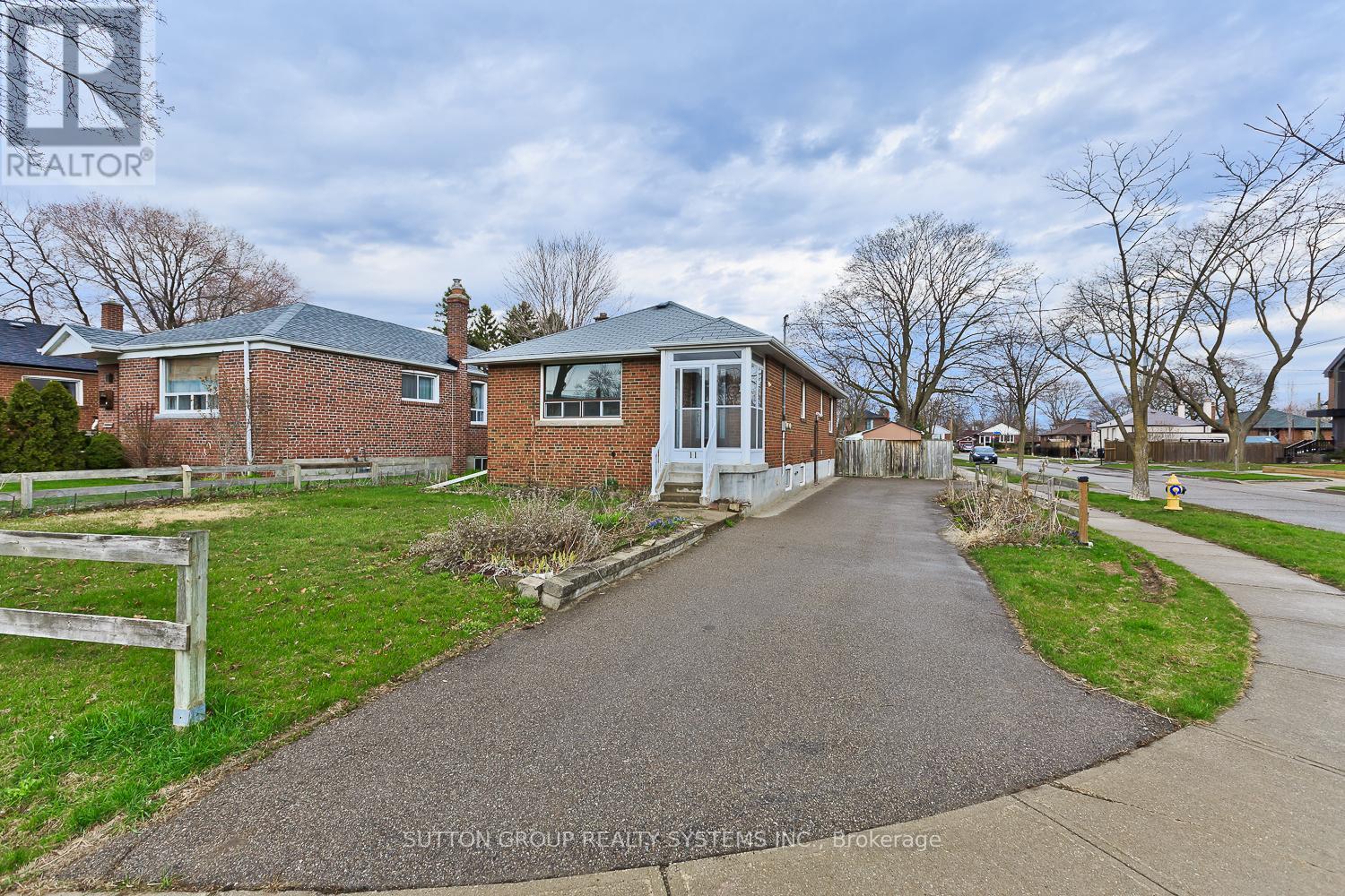 11 Helsby Crescent, Toronto, ON - Outdoor