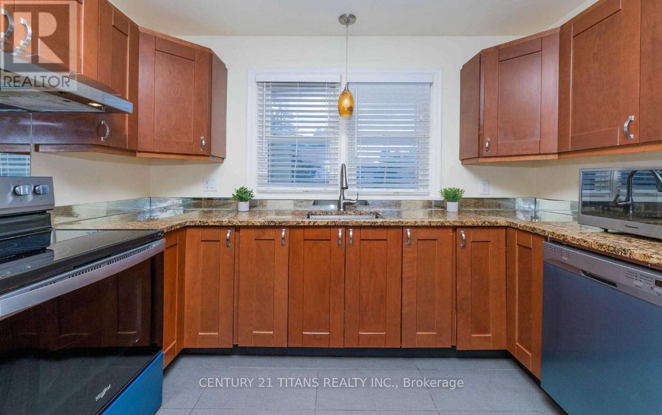 (Main) - 808 Eastglen Drive, Oshawa, ON - Indoor Photo Showing Kitchen