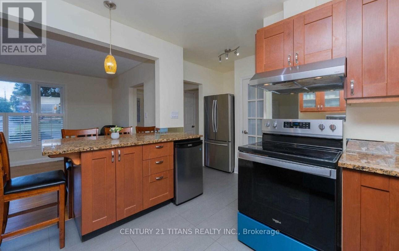 (Main) - 808 Eastglen Drive, Oshawa, ON - Indoor Photo Showing Kitchen