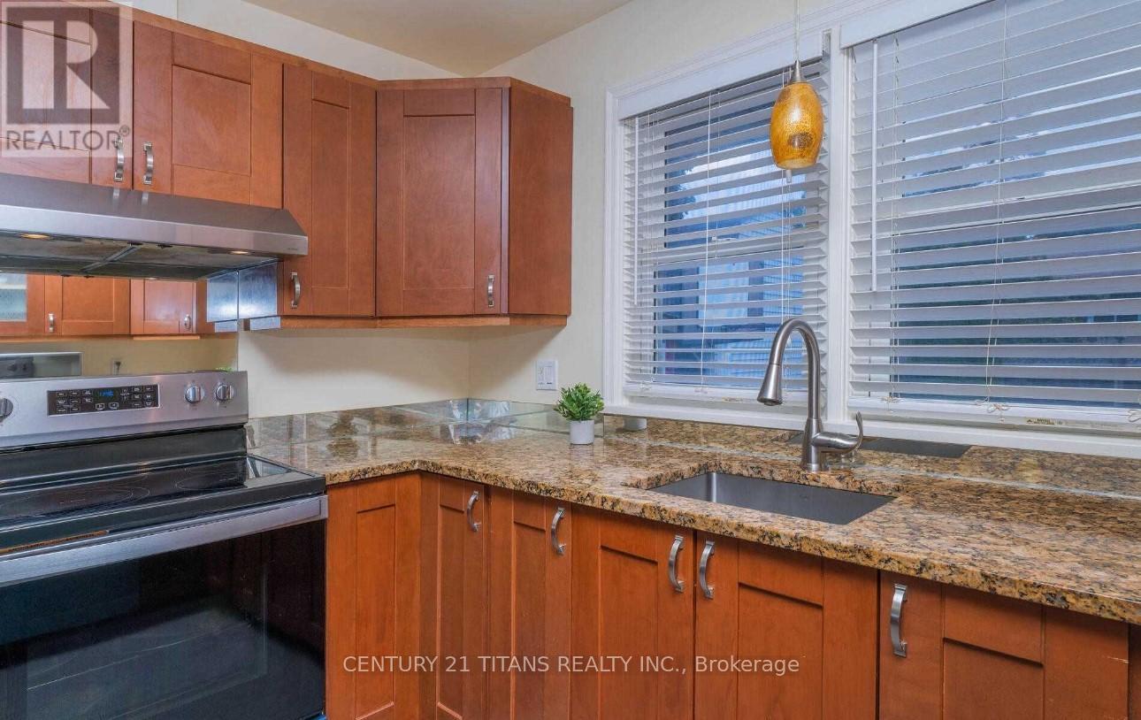 (Main) - 808 Eastglen Drive, Oshawa, ON - Indoor Photo Showing Kitchen