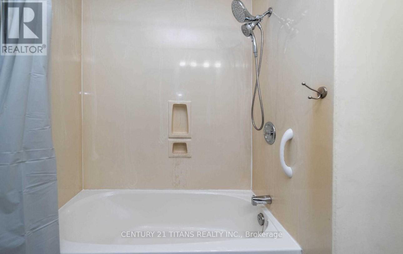 (Main) - 808 Eastglen Drive, Oshawa, ON - Indoor Photo Showing Bathroom
