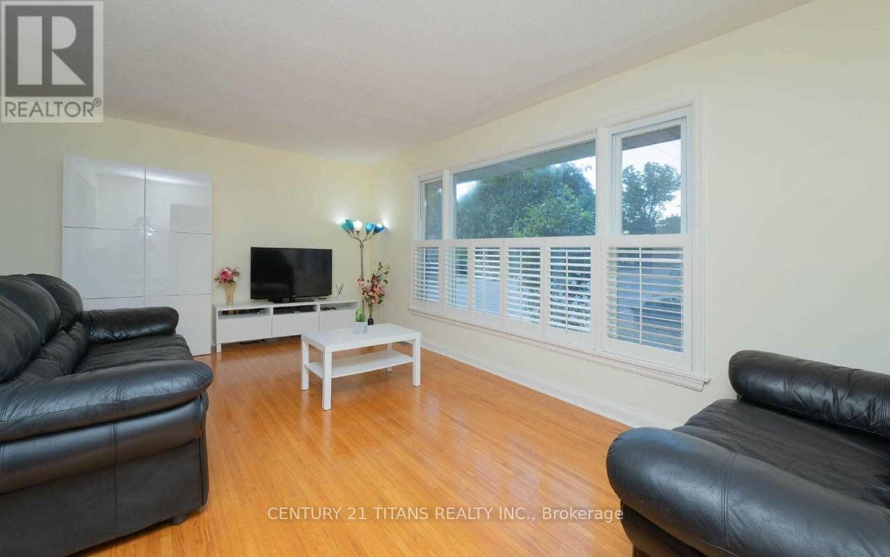 (Main) - 808 Eastglen Drive, Oshawa, ON - Indoor Photo Showing Living Room