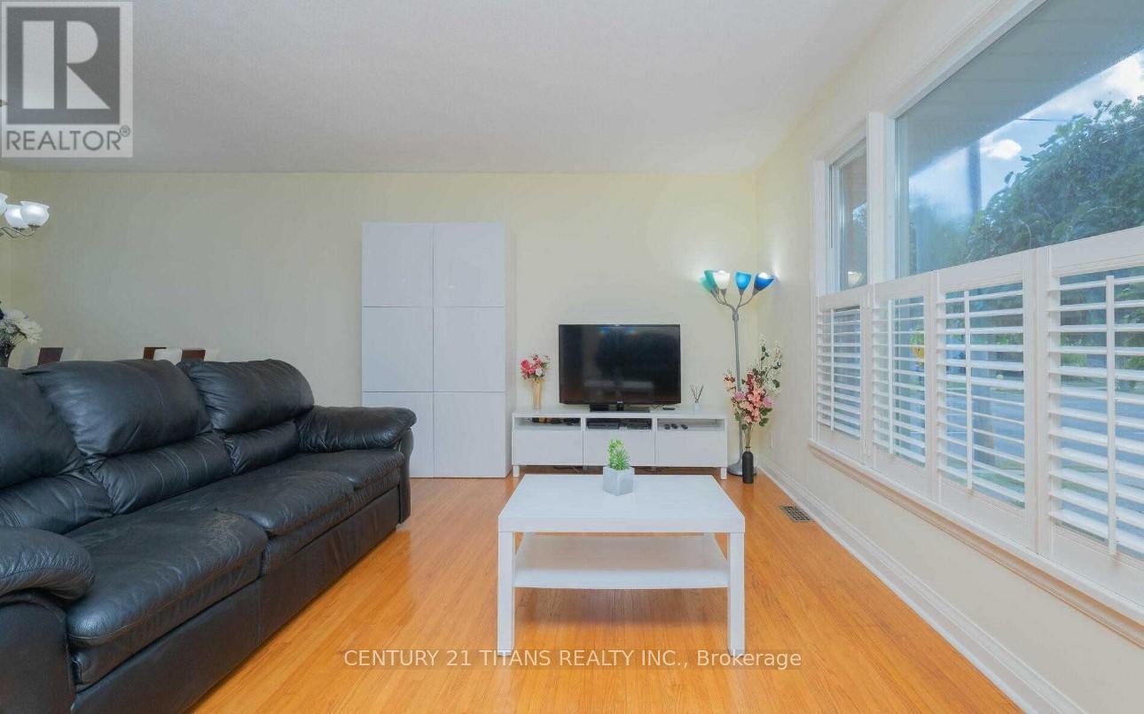 (Main) - 808 Eastglen Drive, Oshawa, ON - Indoor Photo Showing Living Room