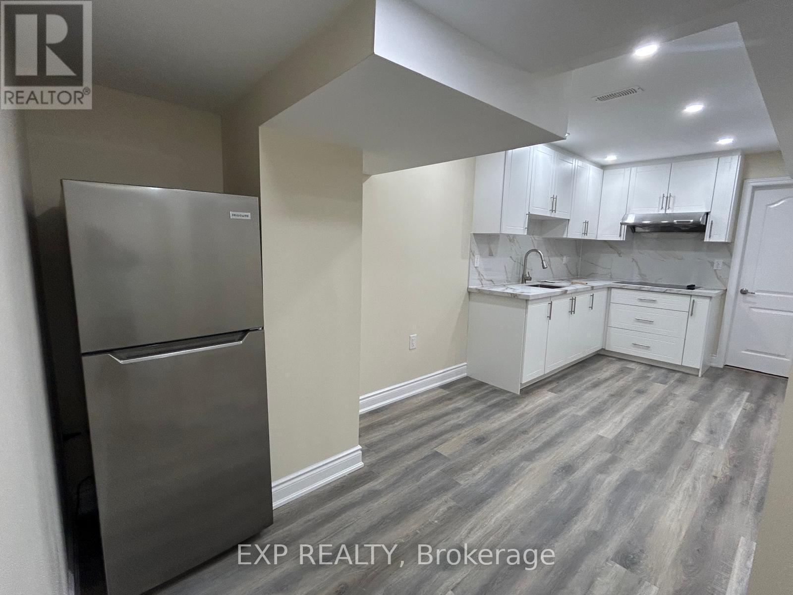 Bsmt - 10 Alicewood Grove, Brampton, ON - Indoor Photo Showing Kitchen