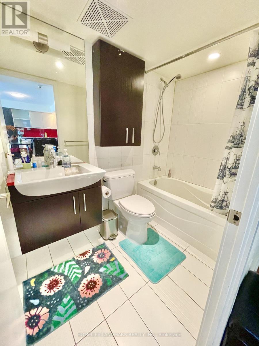 1610 - 8 Telegram Mews, Toronto, ON - Indoor Photo Showing Bathroom