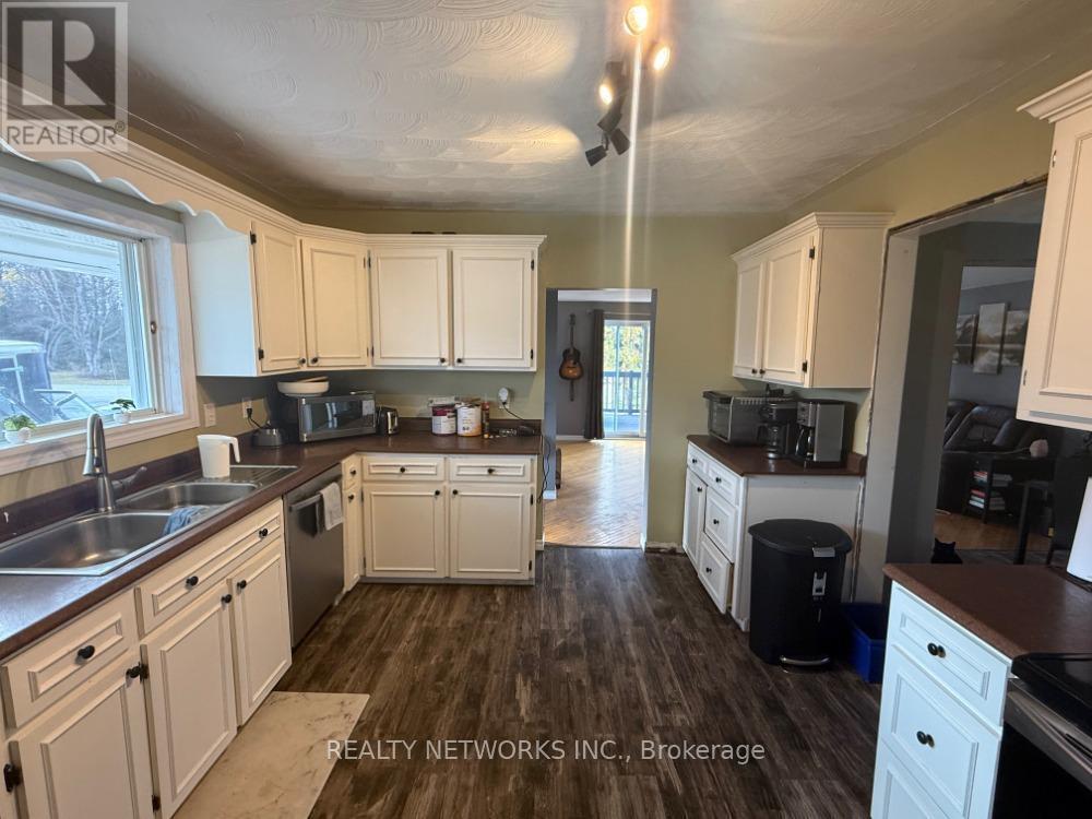 24 Hazelnut Street, Timmins (Sch - Goldmine Rural), ON - Indoor Photo Showing Kitchen With Double Sink