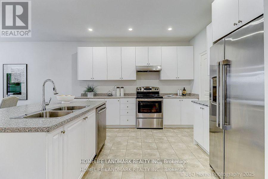 16 Beechborough Crescent, East Gwillimbury, ON - Indoor Photo Showing Kitchen With Double Sink With Upgraded Kitchen