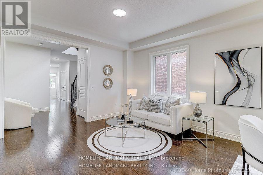 16 Beechborough Crescent, East Gwillimbury, ON - Indoor Photo Showing Living Room