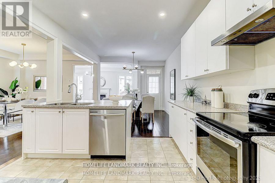 16 Beechborough Crescent, East Gwillimbury, ON - Indoor Photo Showing Kitchen