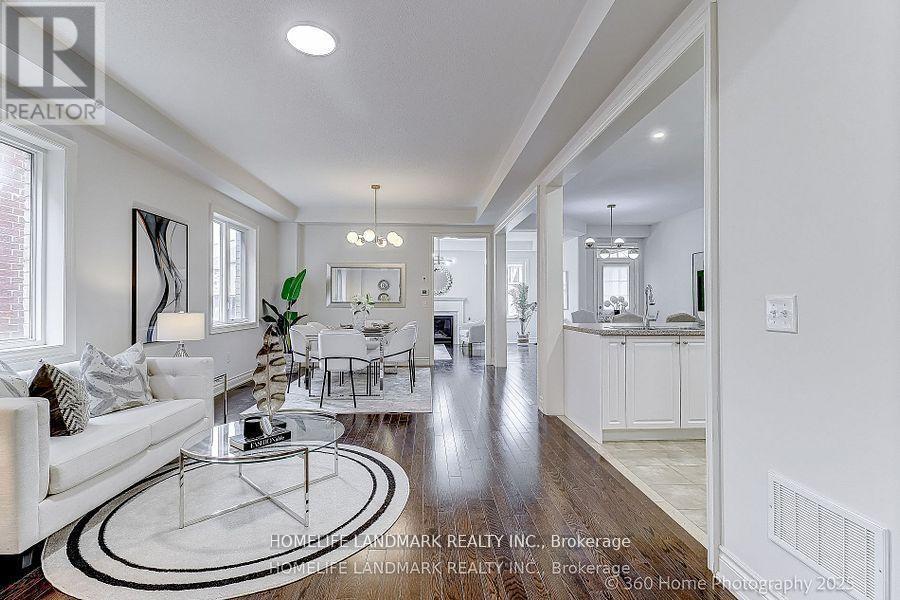 16 Beechborough Crescent, East Gwillimbury, ON - Indoor Photo Showing Living Room
